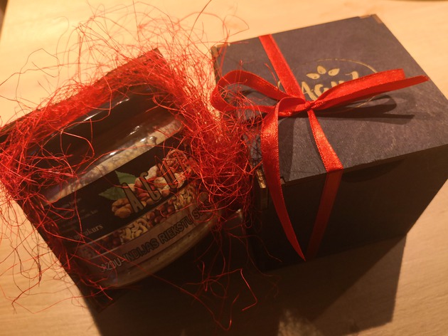 Dāvana 1gb (mandeļu, lazdas vai mix) koka kastītē
