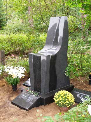 Скульптурные могильные памятники