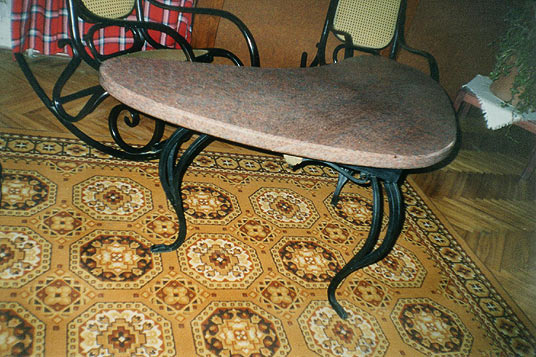 Каменные столы и скамейки