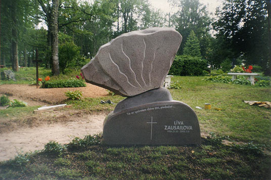 Skulpturāli kapu pieminekļi