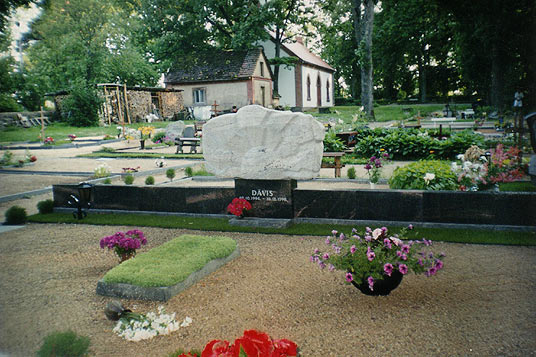 Скульптурные могильные памятники