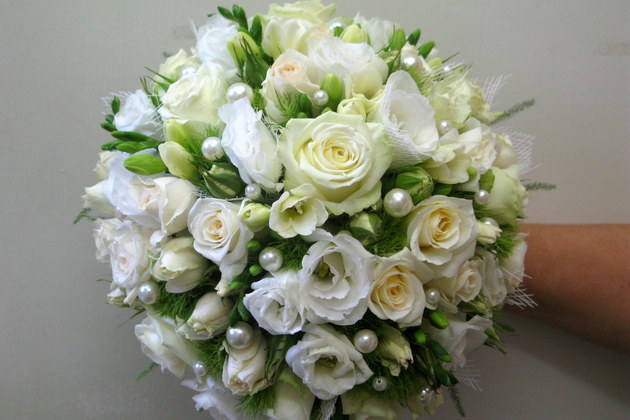 Bridal bouquet with roses, lisantus and freesias. Author: Ieva Barone