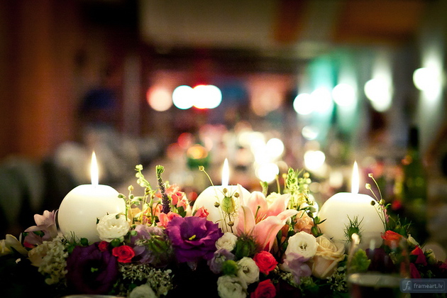 Ziedu kompozīcija ar svecēm.
