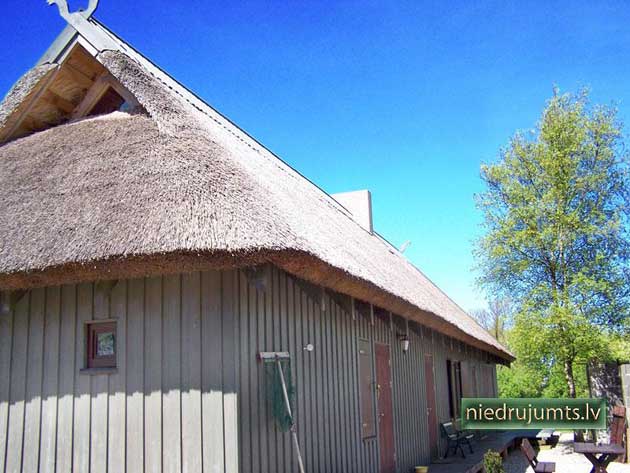 Niedru jumti, klāšana