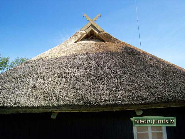 Niedru jumti, klāšana