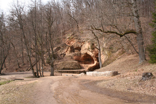 Höhlen