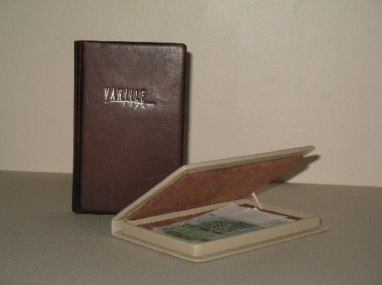 Kods: N-1. Naudas un rēķinu kārbiņas. Cena - 12Ls. Izmēri- 17x10,5 cm. Biezums 2 cm.