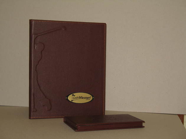 Ādas vāki ēdienkartēm.Formāts A-4. Cena no 28 -35 LS.
Rēķinu kārbiņa.Izmērs 22 x 12 cm. Cena no 12-15 LS.