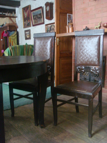 Galds ar 4 krēsliem. Galds pēc restaurācijas 350 eur Krēsli 100 eur pēc restaurācijas