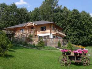 Kamenes ZS, log buildings