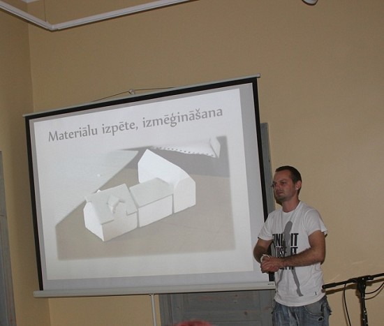Jurģis Muska prezentē Kandavas vecpilsētas maketa tapšanu. Foto: Dagnija Gudriķe.