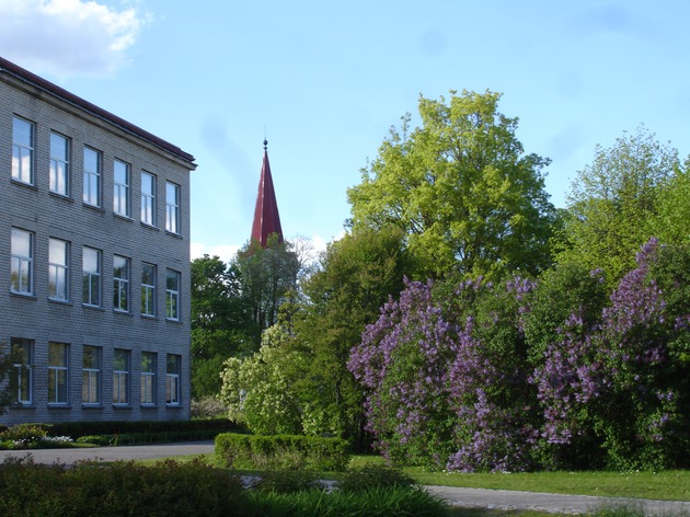 Kandavas Mākslas skola un ev. lut. baznīca. Foto: Ilze Dravniece