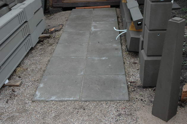 Ražojam arī betona flīzes kas ideāli piemērotas gājēju taciņai. Izmēri - 50x50 cm, Biezums 7cm