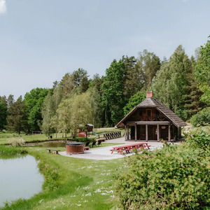 Lejasbisenieki, Gasthaus