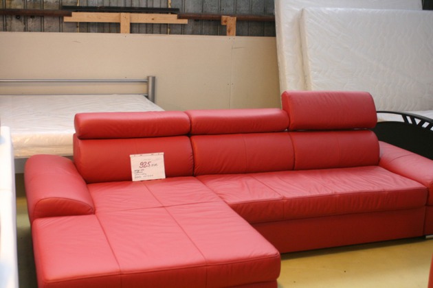 Ādas dīvāns, izvelkams 2,83x1.70, guļvietas izm.1.25x2,10m, cena 925.00EUR
