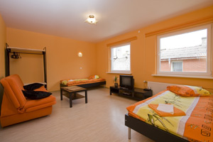 Oranžais nams, viesu māja