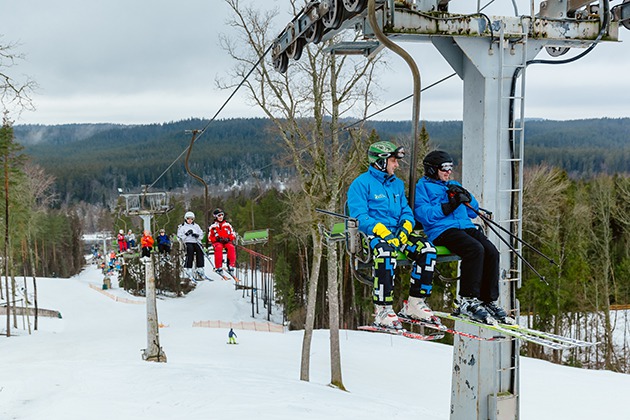 катание на лыжах и сноуборд