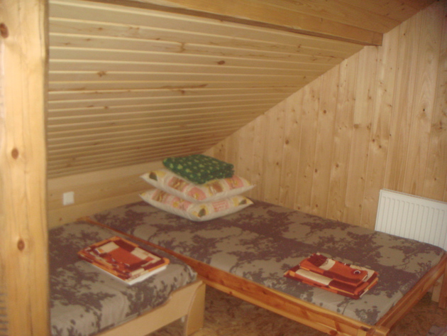 Trīsvietīga guļamistaba mazajā pirtī.
