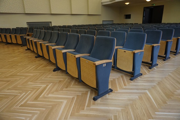 Krēsli konferenču zālēm